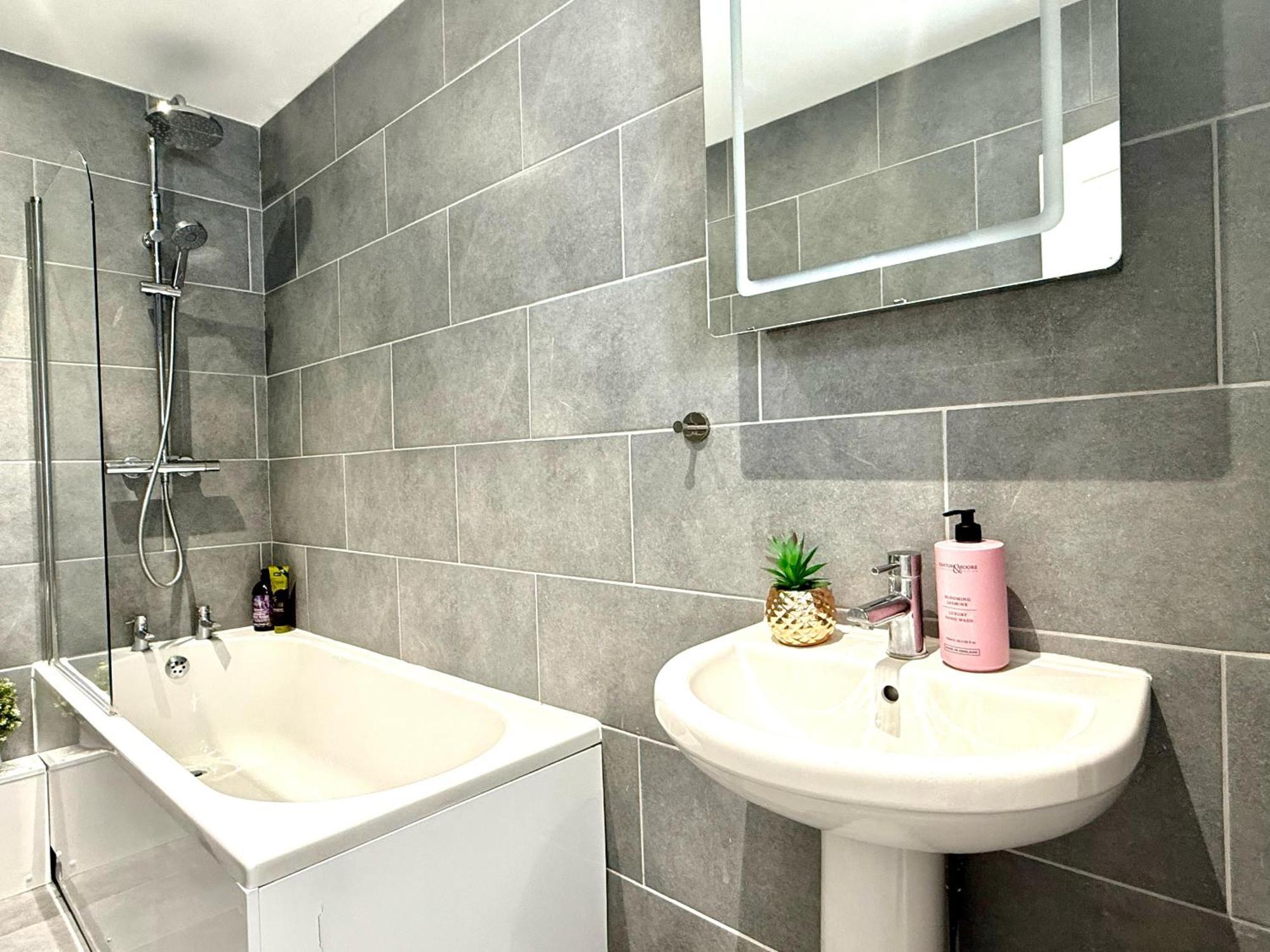 Hazel 1-Bedroom Cousy Flat, Parking, Wifi, Prime Location, Close To Blenheim Palace & Oxford Kidlington Ngoại thất bức ảnh